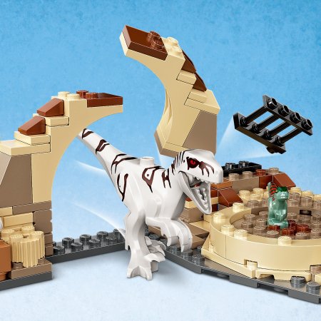 76945 LEGO® Jurassic World™ Dinozauro atrociraptoriaus gaudynės motociklais 76945